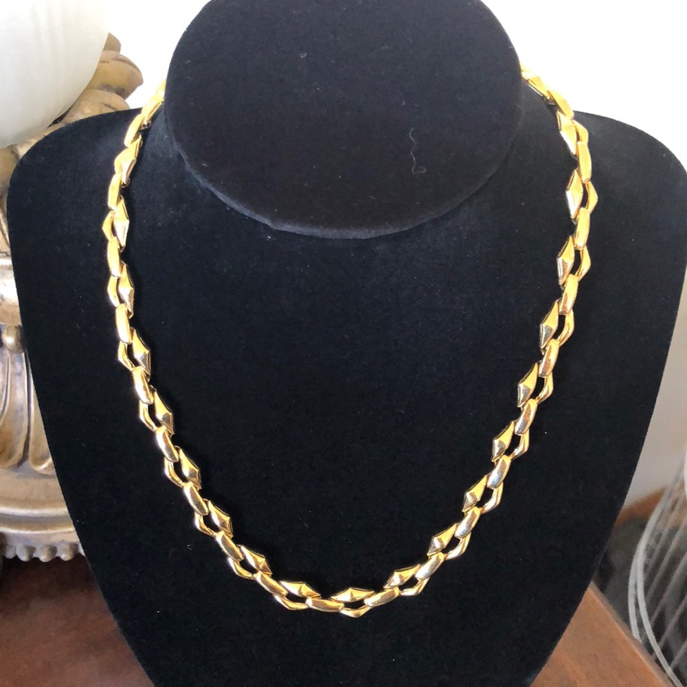 Goldtone fashion necklace